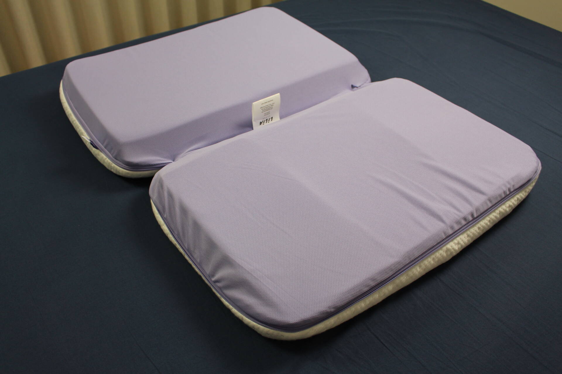 Das Kissen lässt sich aufklappen wie ein Sandwich oder ein Koffer mit zwei Fächern. Foto: © Sleep Hero